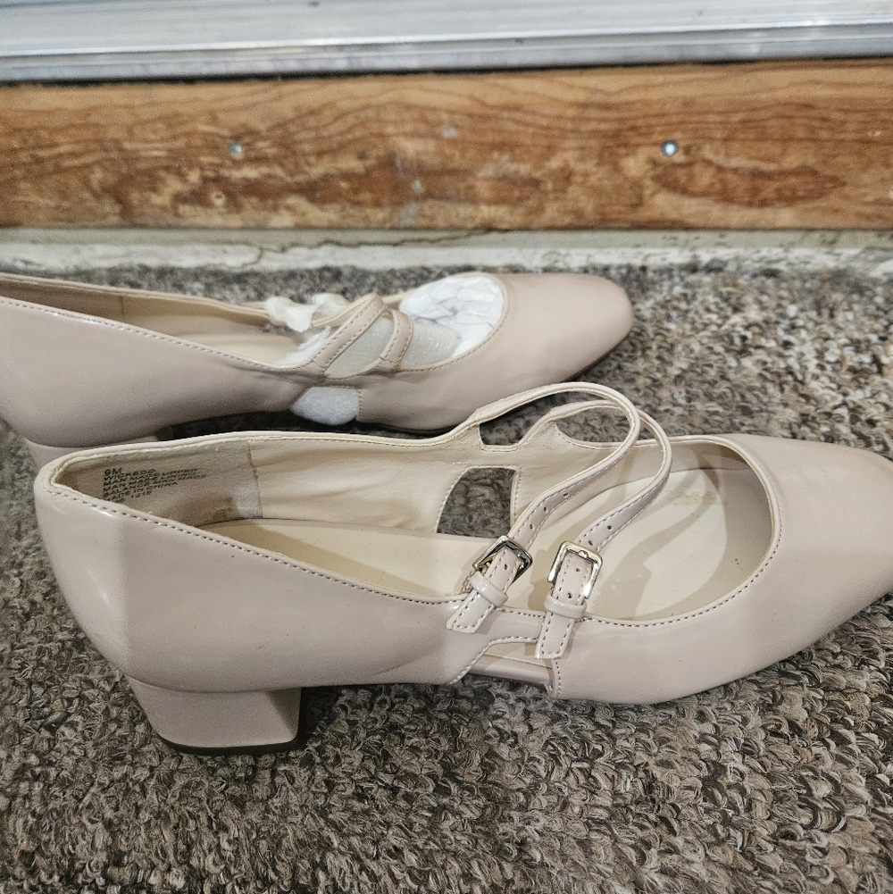 NEW NINE WEST Women's Patent Dress Pump - Size 9 - Picture 1 of 6